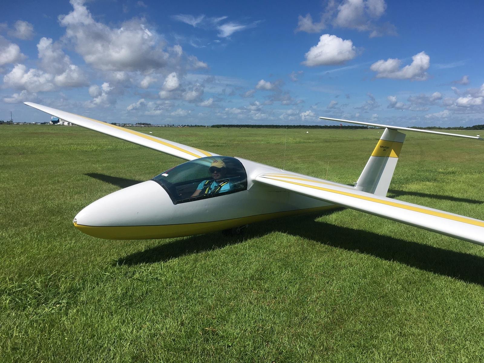 Pilatus B4 sailplane on the grass with the pilot in the cockpit, ready for takeoff